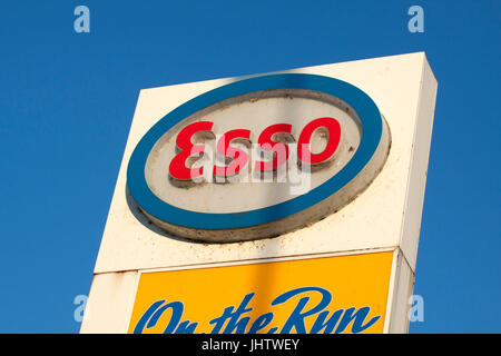 Blanc rouge et bleu enseigne publicitaire de l'esso avec un ciel bleu en arrière-plan Banque D'Images