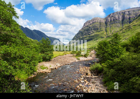 Glencoe. La rivière de l'Europe près de rock et un signal Torr, Glencoe, Highlands, Scotland, UK Banque D'Images