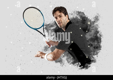 Joueur de tennis avec un uniforme noir qui sort d'une explosion de fumée . Banque D'Images