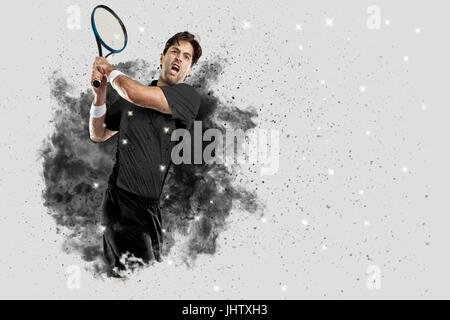 Joueur de tennis avec un uniforme noir qui sort d'une explosion de fumée . Banque D'Images