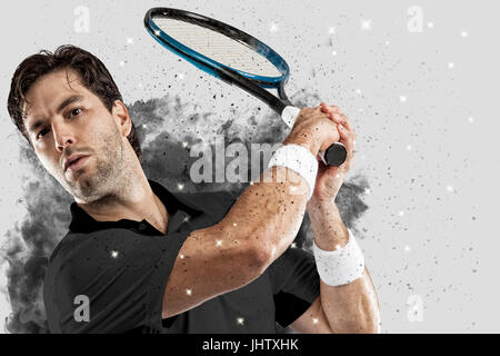 Joueur de tennis avec un uniforme noir qui sort d'une explosion de fumée . Banque D'Images