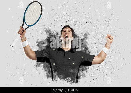 Joueur de tennis avec un uniforme noir qui sort d'une explosion de fumée . Banque D'Images