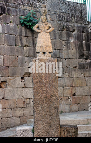 Statue de femme traditionnelle portugaise sur une fontaine Ponte de Lima Portugal Banque D'Images