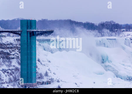 Tour d'observation des chutes du Niagara en hiver. Niagara Falls, NY, États-Unis. Banque D'Images