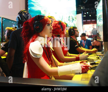 Des vétérans de l'industrie de jeu mêlé à des membres du public à l'E3 2017 dans le Los Angeles Convention Center. Le rassemblement annuel des professionnels de l'industrie du jeu vidéo admis 15 000 non-participants de l'industrie de s'inscrire et participer à l'événement mettant en vedette : Atmosphère Où : Los Angeles, California, United States Quand : 14 Juin 2017 Crédit : Tony Forte/WENN Banque D'Images