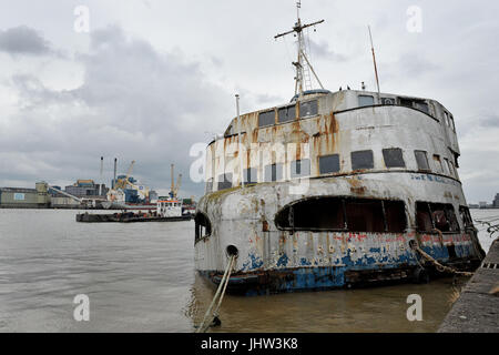 Le MV Royal Iris, un ancien Mersey Ferry diesel-électrique à deux vis, construit par William Denny & Brothers de Dumbarton et lancé en décembre 1950, Qui, bien que toujours habité par le propriétaire, se trouve dans un état délabré tandis que amarré sur le côté sud de la Tamise près de la barrière de la Tamise. Banque D'Images