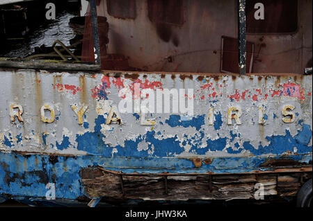 Détail du nom sur l'arc du MV Royal Iris, un bi-vis diesel-électrique ancien Mersey Ferry, construit par William Denny & Brothers de Dumbarton et lancé en décembre 1950, qui se trouve dans un état en ruine, Bien que toujours habité par le propriétaire, amarré sur le côté sud de la Tamise près de la barrière de la Tamise. Banque D'Images