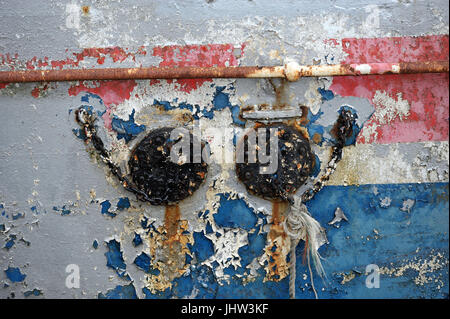 Détails sur la coque sur le MV Iris Royal, un diesel-électrique à double vis ancien Mersey Ferry, construit par William Denny &AMP ; Frères de Dumbarton et lancé en décembre 1950, qui se trouve dans un état délabré, bien que toujours habitée par le propriétaire, amarré sur le côté sud de la Tamise près de la Thames Barrier. Banque D'Images