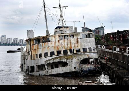 Le MV Royal Iris, un ancien Mersey Ferry diesel-électrique à deux vis, construit par William Denny & Brothers de Dumbarton et lancé en décembre 1950, Qui, bien que toujours habité par le propriétaire, se trouve dans un état délabré tandis que amarré sur le côté sud de la Tamise près de la barrière de la Tamise. Banque D'Images