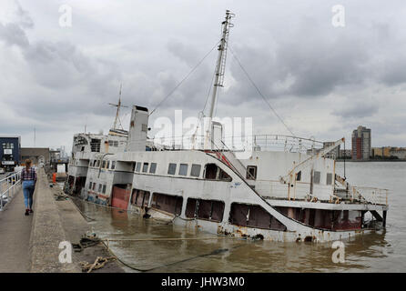 Le MV Iris Royal, un diesel-électrique à double vis ancien Mersey Ferry, construit par William Denny &AMP ; Frères de Dumbarton et lancé en décembre 1950, qui bien que toujours habitée par le propriétaire, se trouve dans un état de délabrement alors que amarré sur le côté sud de la Tamise près de la Thames Barrier. Banque D'Images