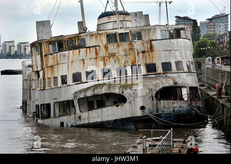 Le MV Iris Royal, un diesel-électrique à double vis ancien Mersey Ferry, construit par William Denny &AMP ; Frères de Dumbarton et lancé en décembre 1950, qui bien que toujours habitée par le propriétaire, se trouve dans un état de délabrement alors que amarré sur le côté sud de la Tamise près de la Thames Barrier. Banque D'Images