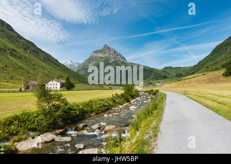 Afficher le long de la rivière Trisanna à Galtur à la montagne Ballunspitze dans la vallée de Paznaun, Autriche Banque D'Images