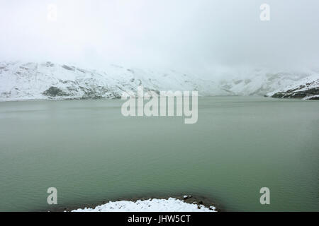 Le réservoir du lac près de Silvretta, Galtur Autriche avec la neige au milieu de l'été. Banque D'Images