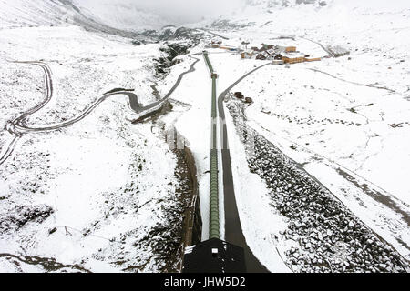 Vue d'un des murs du barrage du réservoir de Silvretta lac près de Galtur Autriche, avec de la neige au milieu de l'été jusqu'à la Haus Madlener, le l Banque D'Images