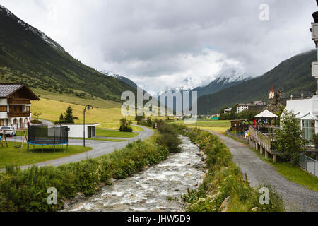 Afficher le long de la rivière Trisanna Galtur ski dans la vallée de Paznaun, Autriche Banque D'Images