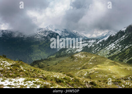 Vue sur les montagnes enneigées près de Zeinisjoch en été dans la vallée de Paznaun, l'Autriche. Banque D'Images