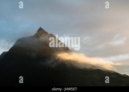 En vue de la montagne Ballunspitze Galtur dans la vallée de Paznaun, l'Autriche avec quelques nuages illuminés le soir. Banque D'Images