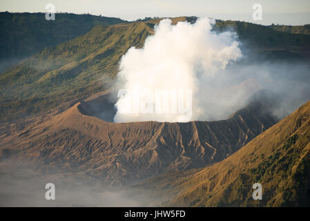 Vue panoramique sur le Mont Bromo volcan actif au lever du soleil dans l'Est de Java en Indonésie. Banque D'Images