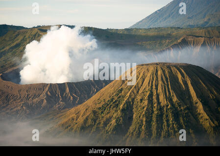 Vue panoramique sur le Mont Bromo volcan actif au lever du soleil dans l'Est de Java en Indonésie. Banque D'Images