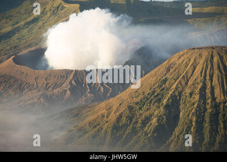 Vue panoramique sur le Mont Bromo volcan actif au lever du soleil dans l'Est de Java en Indonésie. Banque D'Images