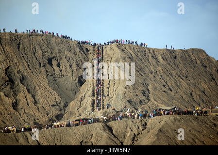 Les touristes en montant vers le Mont Bromo cratère du volcan actif, l'Est de Java en Indonésie. Banque D'Images