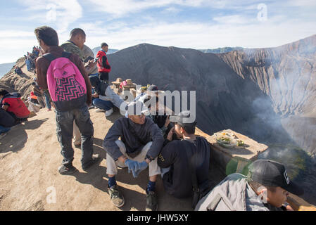 Les touristes à regarder le cratère du Mont Bromo volcan actif, l'Est de Java en Indonésie. Banque D'Images