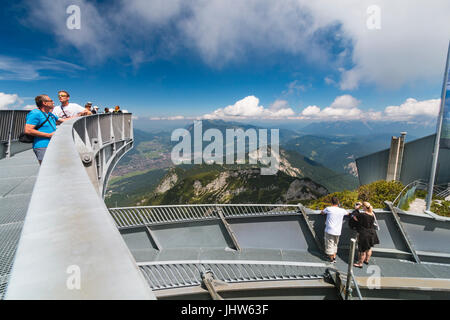 GARMISCH - Juillet 07 : Certains touristes sur la plate-forme d'observation sur le Alpspix Osterfelder Kopf à Garmisch-Partenkirchen, Allemagne, le 07 juillet, 2016. Banque D'Images