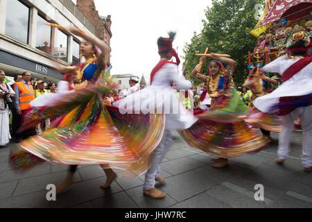 Le Festival Hare Krishna de chars se met en route que les festivaliers se réunissent pour danser et tirer un char de 40 pieds à travers le centre-ville de Leicester à Leicester. Banque D'Images