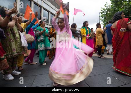 Le Festival Hare Krishna de chars se met en route que les festivaliers se réunissent pour danser et tirer un char de 40 pieds à travers le centre-ville de Leicester à Leicester. Banque D'Images