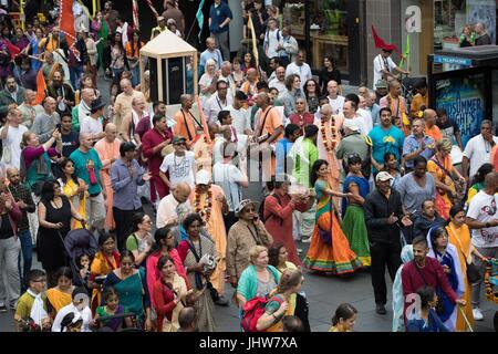 Le Festival Hare Krishna de chars se met en route que les festivaliers se réunissent pour danser et tirer un char de 40 pieds à travers le centre-ville de Leicester à Leicester. Banque D'Images