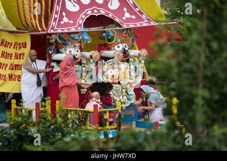 Le Festival Hare Krishna de chars se met en route que les festivaliers se réunissent pour danser et tirer un char de 40 pieds à travers le centre-ville de Leicester à Leicester. Banque D'Images