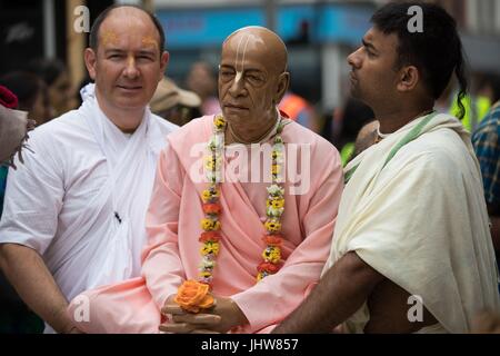 Les festivaliers l'accomplissement divin Seigneur Jagannath, comme le Festival de Hare Krishna de chars se met en route que les festivaliers se réunissent pour danser et tirer un char de 40 pieds à travers le centre-ville de Leicester à Leicester. Banque D'Images