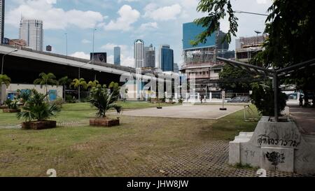 Sathon Road City Park espace ouvert à Sathorn/de la station de métro aérien BTS Saphan Taksin Bangkok Thaïlande Banque D'Images