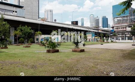 Sathon Road City Park espace ouvert à Sathorn/de la station de métro aérien BTS Saphan Taksin Bangkok Thaïlande Banque D'Images