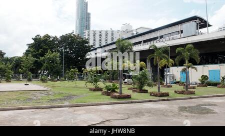 Sathon Road City Park espace ouvert à Sathorn/de la station de métro aérien BTS Saphan Taksin Bangkok Thaïlande Banque D'Images