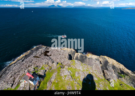 Bateau de pêche bateau à passé 38 withfoghorn point visible à gauche et le rhum, Eigg, Muck et Skye à l'arrière-plan vu du haut du phare Banque D'Images