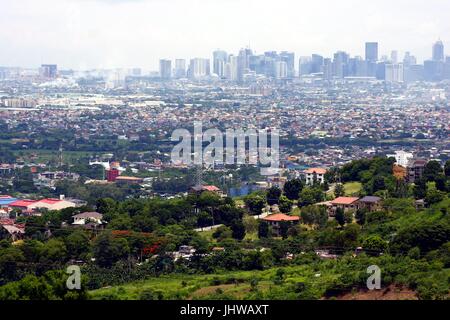 ANTIPOLO CITY, PHILIPPINES - le 13 juillet 2017 : Une vue aérienne de bâtiments commerciaux et résidentiels et les établissements dans les villes de Taytay, Cainta, Banque D'Images