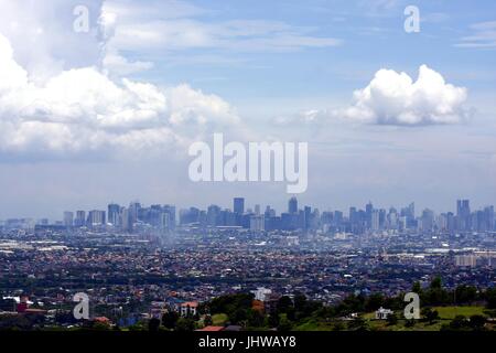 ANTIPOLO CITY, PHILIPPINES - le 13 juillet 2017 : Une vue aérienne de bâtiments commerciaux et résidentiels et les établissements dans les villes de Taytay, Cainta, Banque D'Images