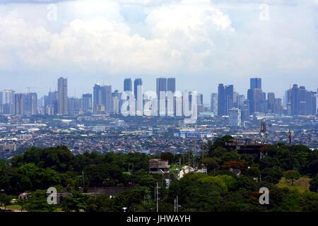 ANTIPOLO CITY, PHILIPPINES - le 13 juillet 2017 : Une vue aérienne de bâtiments commerciaux et résidentiels et les établissements dans les villes de Taytay, Cainta, Banque D'Images