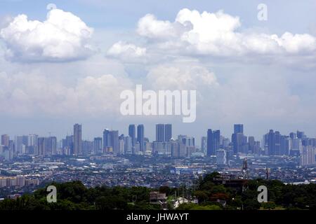 ANTIPOLO CITY, PHILIPPINES - le 13 juillet 2017 : Une vue aérienne de bâtiments commerciaux et résidentiels et les établissements dans les villes de Taytay, Cainta, Banque D'Images