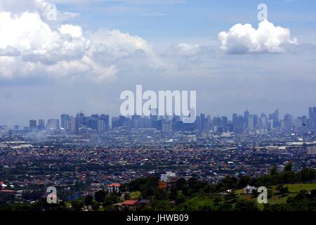 ANTIPOLO CITY, PHILIPPINES - le 13 juillet 2017 : Une vue aérienne de bâtiments commerciaux et résidentiels et les établissements dans les villes de Taytay, Cainta, Banque D'Images