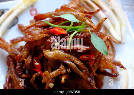 La transformation des aliments végétariens de fleur de bananier, rouler les jeunes fruits banane avec la farine puis fry et recouvrir de sauce de soja, le sucre et le piment, nourriture vegan Banque D'Images