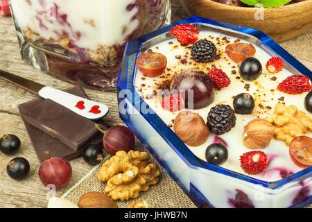 Avec Pudding d'avoine et le cassis. La fraîcheur estivale de fruits frais. Les collations santé Banque D'Images