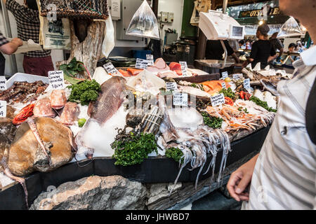 Client à un décrochage du poisson humide en Borough Market, le marché de l'alimentation historique à Southwark, Londres, Angleterre, Royaume-Uni. Banque D'Images