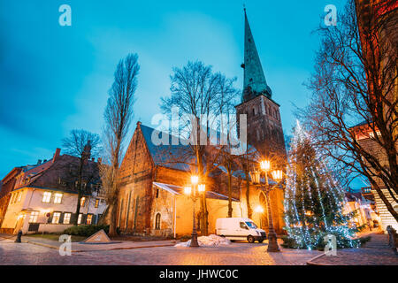 Riga, Lettonie. Basilique Cathédrale de Saint James, monument pyramidal de barricades et de personnes ont péri le 20 janvier 1991 et les vacances de Noël Noël Tre Banque D'Images