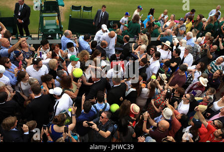 Roger Federer fait son chemin à travers une foule de spectateurs après une séance d'entraînement le treize jour des Championnats de Wimbledon au All England Lawn tennis and Croquet Club, Wimbledon. Banque D'Images