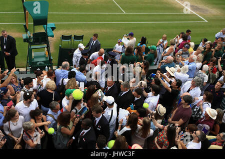 Roger Federer fait son chemin à travers une foule de spectateurs à la suite d'une séance de formation sur le jour 13 de l'de Wimbledon à l'All England Lawn Tennis et croquet Club, Wimbledon. Banque D'Images