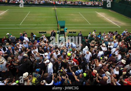 Roger Federer fait son chemin à travers une foule de spectateurs à la suite d'une séance de formation sur le jour 13 de l'de Wimbledon à l'All England Lawn Tennis et croquet Club, Wimbledon. Banque D'Images