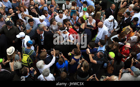 Roger Federer fait son chemin à travers une foule de spectateurs après une séance d'entraînement le treize jour des Championnats de Wimbledon au All England Lawn tennis and Croquet Club, Wimbledon. Banque D'Images