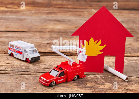 Toy ambulance, camion de pompier, des flammes. Banque D'Images